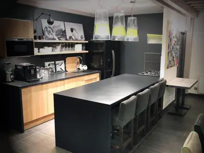 Cuisine ou kitchenette dans l'établissement Aux 5 Sens