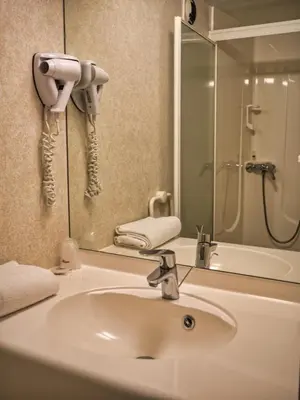 Salle de bains dans l'établissement Contact Hotel Le Seino Marin - Cléon Elbeuf Rouen