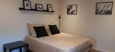 Un ou plusieurs lits dans un hébergement de l'établissement Studio avec jardin et stationnement gratuit à Rouen