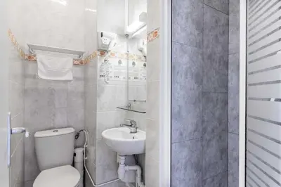 Salle de bains dans l'établissement Hôtel Rouen Alba