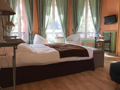 Un ou plusieurs lits dans un hébergement de l'établissement Hôtel de Paris Restaurant BISTRONOMY