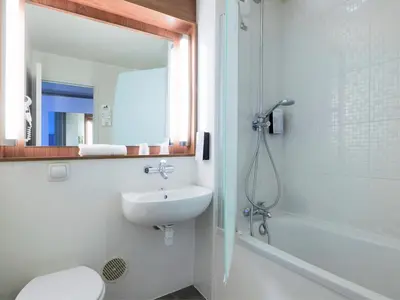 Salle de bains dans l'établissement Campanile Hotel Beauvais