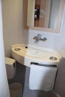 Salle de bains dans l'établissement Premiere Classe Creil - Villers Saint Paul