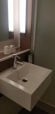 Salle de bains dans l'établissement Campanile Hotel Chantilly