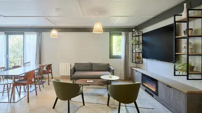 Télévision ou salle de divertissement dans l'établissement Campanile NATURE - Cergy Pontoise