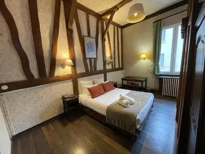 Un ou plusieurs lits dans un hébergement de l'établissement Hotel Morand
