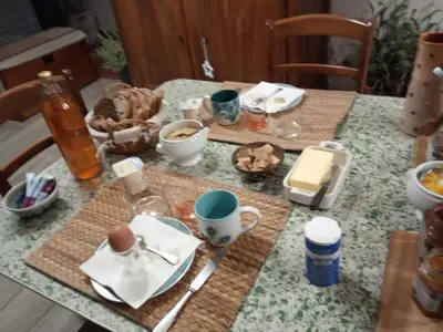 Nourriture dans le séjour chez l'habitant ou à proximité