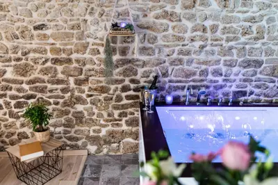 Télévision ou salle de divertissement dans l'établissement La Suite de l'Etoile
