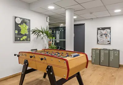 Salle de jeux dans l'établissement B&B HOTEL Rouen Centre Rive Droite