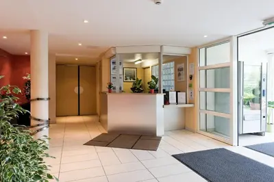 Hall ou réception de l'établissement Residhotel Les Hauts d'Andilly