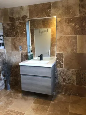 Salle de bains dans l'établissement Le clos Isa