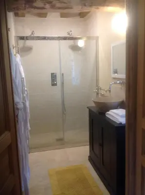 Salle de bains dans l'établissement Le Clos-Masure de Béatrice