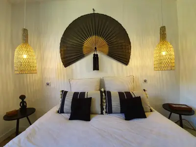 Un ou plusieurs lits dans un hébergement de l'établissement 