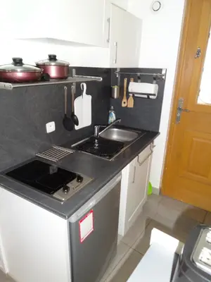 Cuisine ou kitchenette dans l'établissement Charmant studio au coeur de St Leu hyper centre