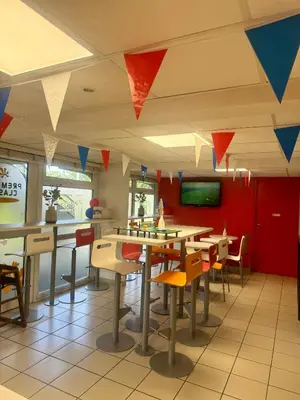Télévision ou salle de divertissement dans l'établissement Premiere Classe Herblay