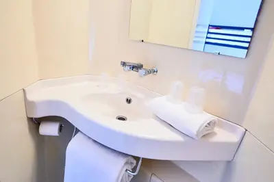 Salle de bains dans l'établissement Premiere Classe Herblay