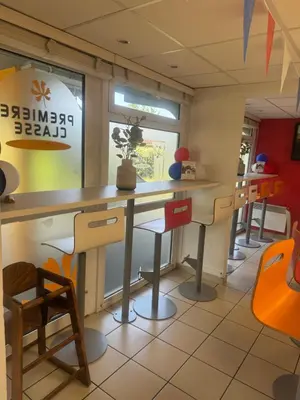 Coin salon dans l'établissement Premiere Classe Herblay