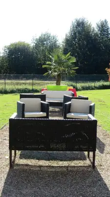 Jardin de l'établissement Brit Hotel Rouen Sud Val De Reuil