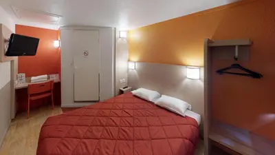 Un ou plusieurs lits dans un hébergement de l'établissement Premiere Classe Chantilly Sud Luzarches