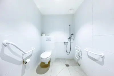 Salle de bains dans l'établissement Premiere Classe Cergy Saint Christophe