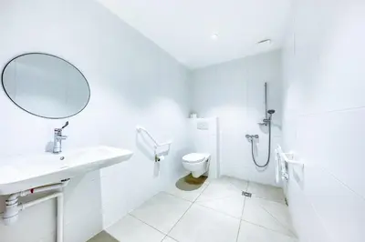 Salle de bains dans l'établissement Premiere Classe Cergy Saint Christophe
