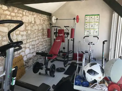 Salle ou équipements de sports de l'établissement Grande villa d'exception en Normandie tennis, piscine, jacuzzi, salle de fitness