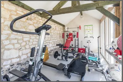 Salle ou équipements de sports de l'établissement Grande villa d'exception en Normandie tennis, piscine, jacuzzi, salle de fitness