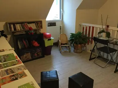 Bibliothèque dans la maison d'hôtes