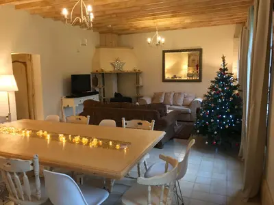 Télévision ou salle de divertissement dans l'établissement Stunning 5 bedroom French Manor house, Normandy