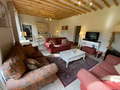 Télévision ou salle de divertissement dans l'établissement Stunning 5 bedroom French Manor house, Normandy