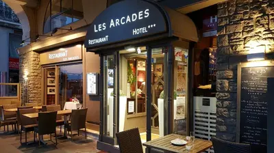 Restaurant ou autre lieu de restauration dans l'établissement LOGIS Hôtel & Restaurant - Les Arcades