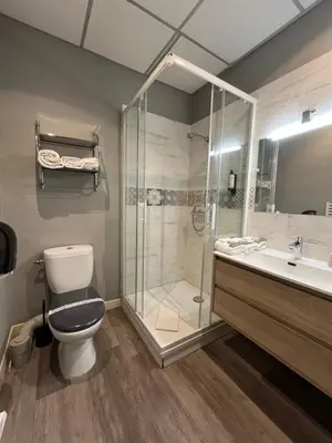 Salle de bains dans l'établissement Chenal Hotel