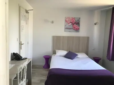 Un ou plusieurs lits dans un hébergement de l'établissement Logis - Hôtel & Restaurant Moulin Des Forges