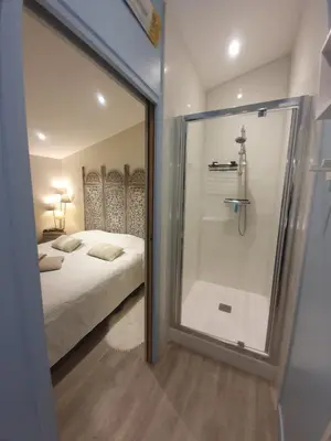 Salle de bains dans l'établissement Wisteria Cottage