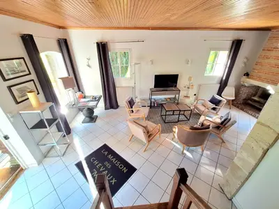 Télévision ou salle de divertissement dans l'établissement LA MAISON DES CHEVAUX