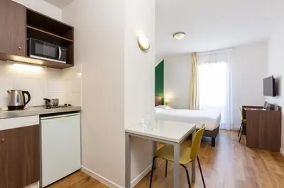 Cuisine ou kitchenette dans l'établissement Aparthotel Adagio Access Carrières Sous Poissy