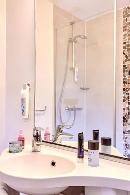 Salle de bains dans l'établissement Welcomotel Les Mureaux