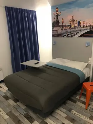 Un ou plusieurs lits dans un hébergement de l'établissement Welcomotel Les Mureaux