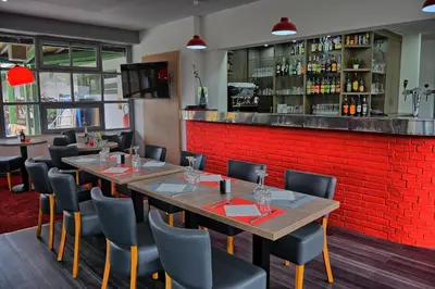 Salon ou bar de l'établissement Hotel Restaurant Les Jardins D'Epône