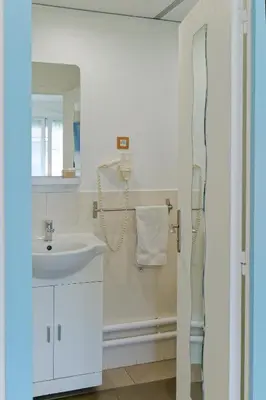 Salle de bains dans l'établissement Hotel Restaurant Les Jardins D'Epône
