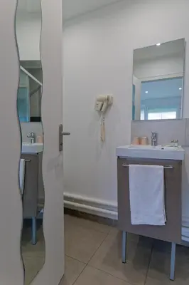 Salle de bains dans l'établissement Hotel Restaurant Les Jardins D'Epône