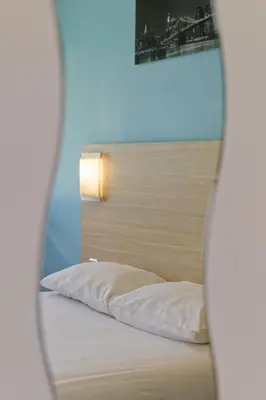 Un ou plusieurs lits dans un hébergement de l'établissement Hotel Restaurant Les Jardins D'Epône