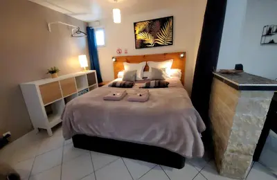 Un ou plusieurs lits dans un hébergement de l'établissement Ravissant studio privé 2 pièces 