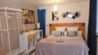 Un ou plusieurs lits dans un hébergement de l'établissement Ravissant studio privé 2 pièces 