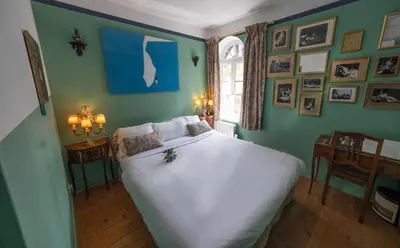Un ou plusieurs lits dans un hébergement de l'établissement Gite Hotel de maître centre village la Chapelle
