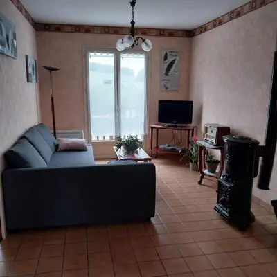 Télévision ou salle de divertissement dans l'établissement La Maison Trèfle