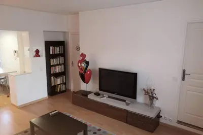 Télévision ou salle de divertissement dans l'établissement Appartement proche de Paris comme à la maison