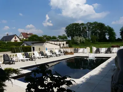 Piscine de l'établissement Gîte du Domaine de La Reine Blanche ou située à proximité