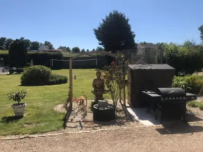 Jardin de l'établissement Gîte du Domaine de La Reine Blanche