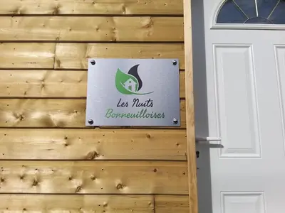 Certificat, récompense, panneau ou autre document affiché dans l'établissement Les Nuits Bonneuilloises Le Mustang